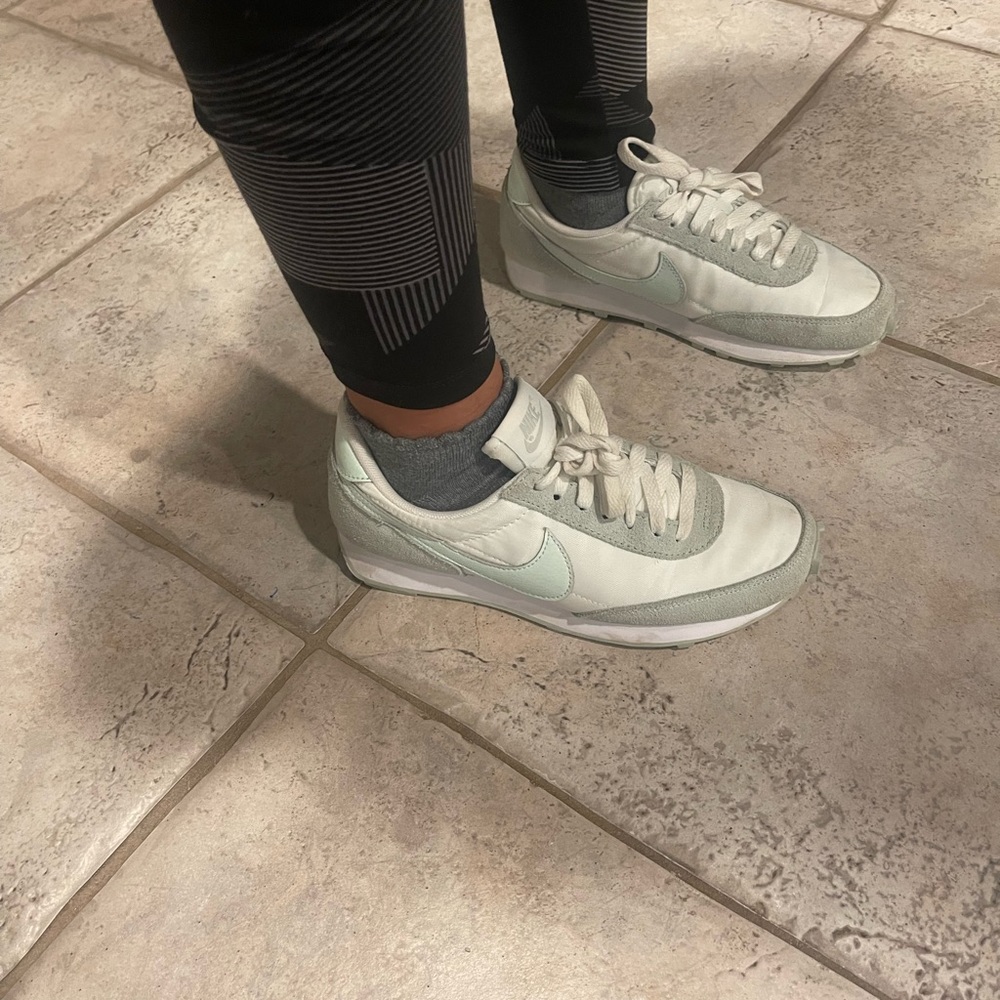Nike shoes - Picture 3 of 6